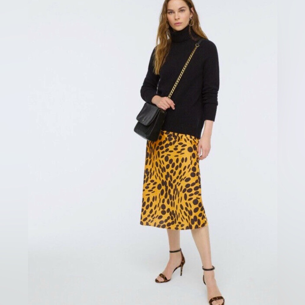 Pull-on slip skirt in wavy dots